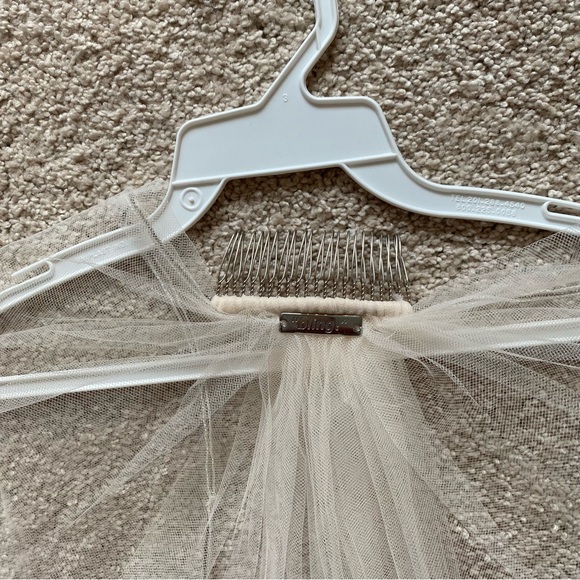 Wedding Veil Ivory Tulle Embroidered Beaded Fingertip Length - Picture 4 of 10